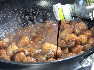 鹌鹑蛋红烧肉,5分钟后打开锅盖，拌匀，淋入轻盐酱油拌匀