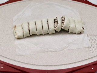 蝴蝶豆沙酥,用刀均匀地切成小块。