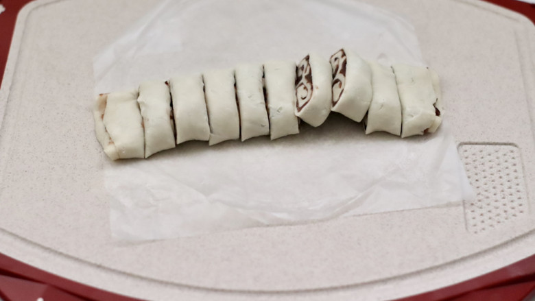 蝴蝶豆沙酥,用刀均匀地切成小块。