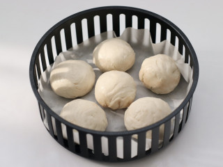 快手豆沙酥,依次做完所有的豆沙酥胚，炸篮铺上油纸，放入豆沙酥胚。