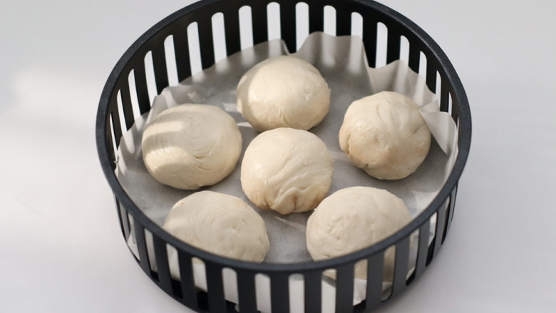 快手豆沙酥,依次做完所有的豆沙酥胚，炸篮铺上油纸，放入豆沙酥胚。
