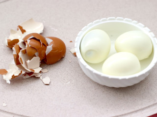 培根鸡蛋酥,煮熟的鸡蛋趁热剥去皮备用。