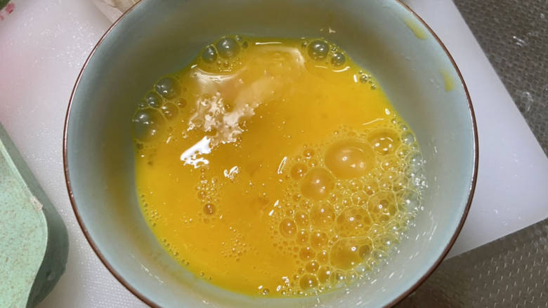 韭菜豆芽炒粉丝➕韭菜豆芽鸡蛋炒粉条,鸡蛋打散，加少许盐搅拌成均匀蛋液