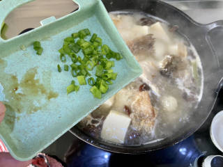 鲈鱼炖豆腐➕川味鲈鱼炖豆花,出锅前撒葱末即可关火享用