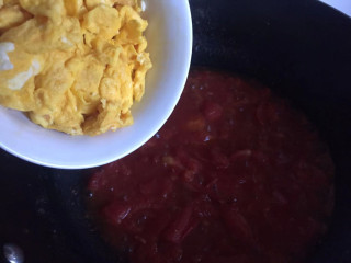 番茄鸡蛋盖浇饭,倒入鸡蛋炒匀