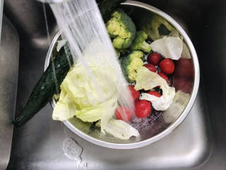 鸡胸肉蔬菜沙拉,将这些蔬菜浸泡洗净；