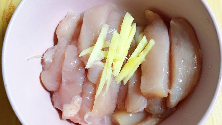 鸡胸肉蔬菜沙拉,鸡胸肉切成长条状，加入姜丝。