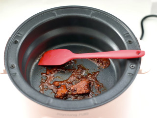 海鲜什锦土豆粉,锅中放入火锅底料炒出红油。