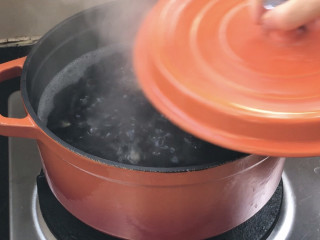 银耳双米粥,盖上锅盖，转小火煮1小时左右