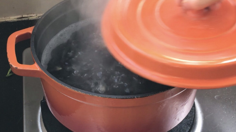 银耳双米粥,盖上锅盖，转小火煮1小时左右