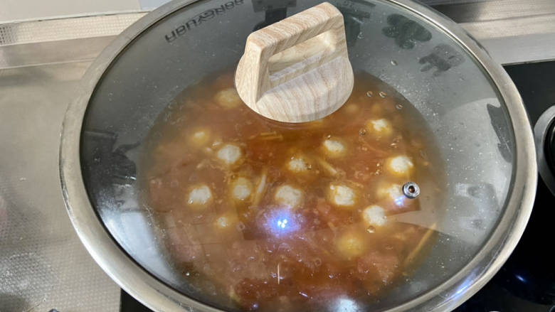 虾滑汤➕番茄白玉菇虾滑汤,煮开后加盖小火炖煮5分钟