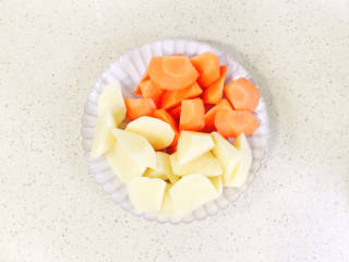 土豆香菇焖鸡,土豆和胡萝卜洗净，切滚刀块