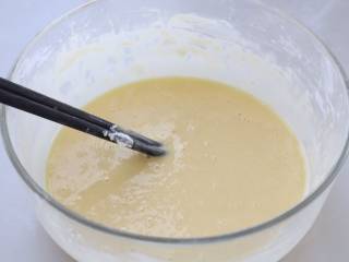 柠檬鸡柳,鸡蛋打入大碗中搅拌均匀，加入玉米淀粉充分搅匀，形成可以流动的糊状。