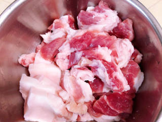 白萝卜炖猪肉,准备好一些五花肉和梅花肉切厚片儿待用。