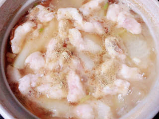 冬瓜瘦肉汤,下入虾滑，加入盐、胡椒粉。