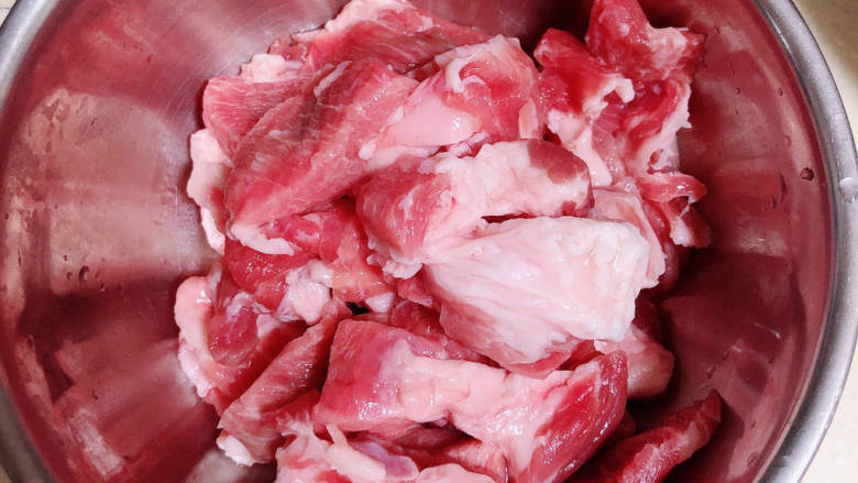 白菜烩小酥肉,准备好<a style='color:red;display:inline-block;' href='/shicai/ 11240'>梅花肉</a>，切成4-5mm的肉片。
