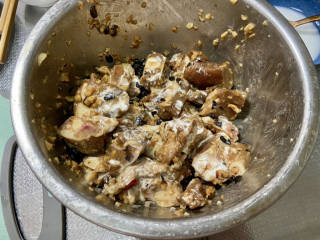 蒜蓉豆豉蒸排骨,腌制好的排骨取出，检出姜片，加入少许湿淀粉（水淀粉沉淀后，下层就是）抓匀