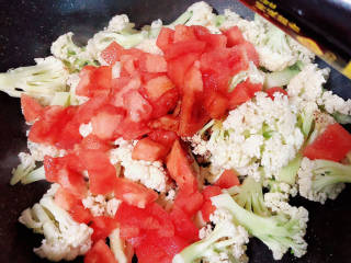 茄汁花菜,加入盐、生抽翻炒均匀。