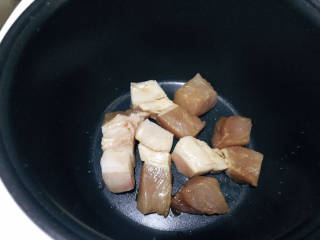 土豆回锅肉,电饭锅中放入五花肉