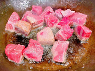牛肉炖芋头,锅中倒入底油加热放入牛肉块大火快速翻炒