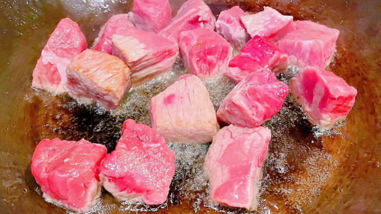 牛肉炖芋头,锅中倒入底油加热放入牛肉块大火快速翻炒