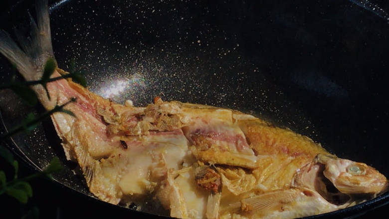 红烧武昌鱼,煎至出香味，翻面，煎至两面金黄