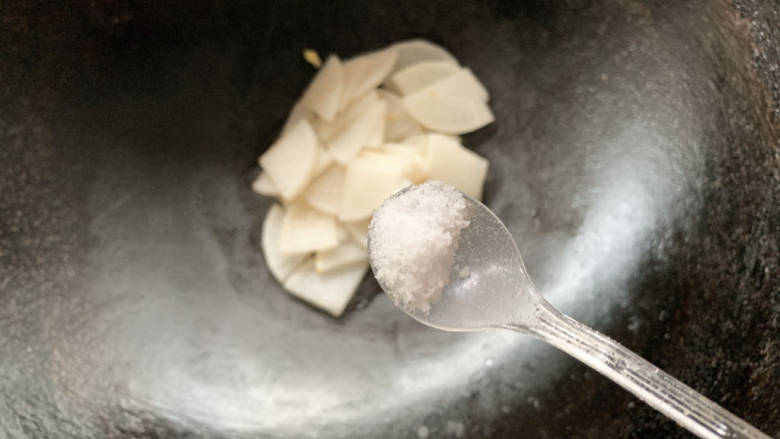 白萝卜炒鸡蛋,加少许盐和清水炒至变软