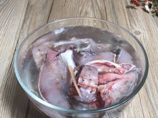 香煎糍粑鱼,3天后取出腌制好的鱼块，洗净沥干水分备用