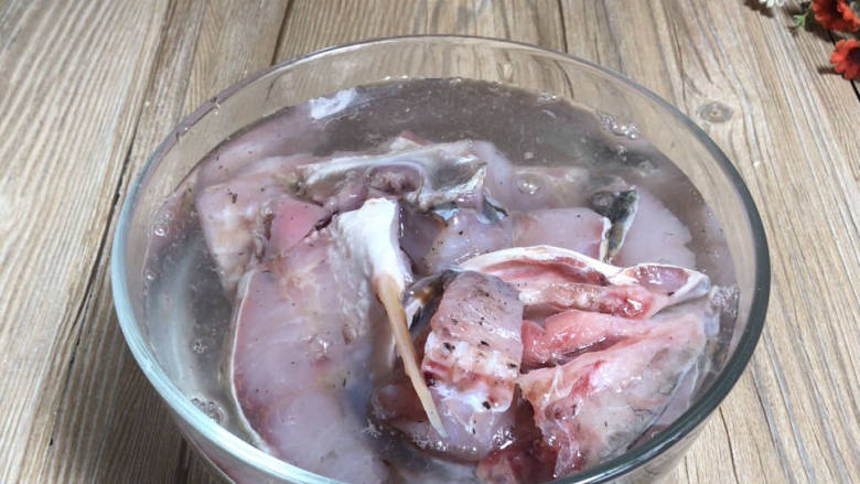 香煎糍粑鱼,3天后取出腌制好的鱼块，洗净沥干水分备用