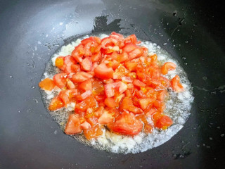 茄汁花菜,加入番茄炒至出汁