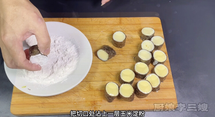 外焦里嫩的海苔豆腐卷儿制作方法,切口处沾上淀粉