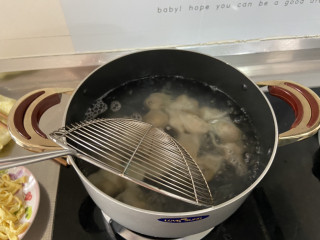 海鲜小馄饨➕鲜虾玉米猪肉馄饨,取一汤锅，多放些水，水煮开，下馄饨，用勺子推开，以免粘底