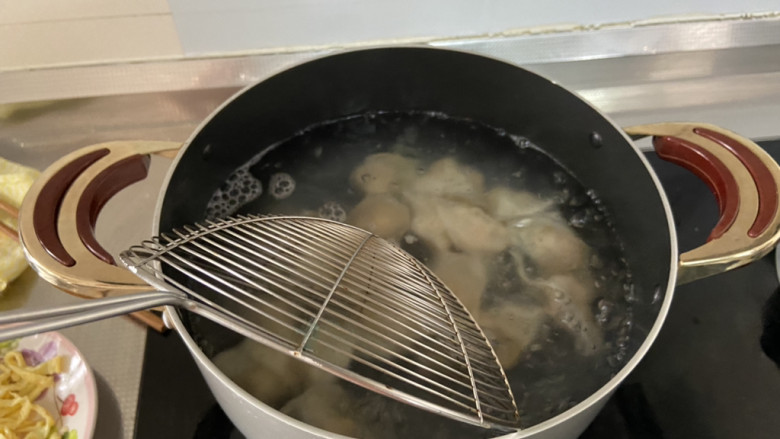 海鲜小馄饨➕鲜虾玉米猪肉馄饨,取一汤锅，多放些水，水煮开，下馄饨，用勺子推开，以免粘底
