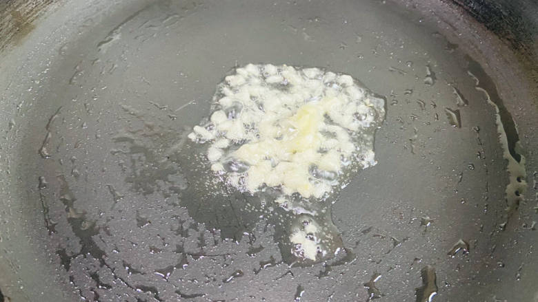 糖醋鸡蛋,锅中留底油放入蒜末炒香