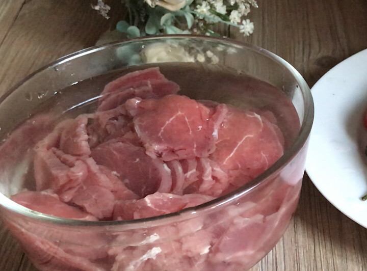 洋葱拌牛肉,牛肉洗净后切成薄片，再用清水浸泡15分钟