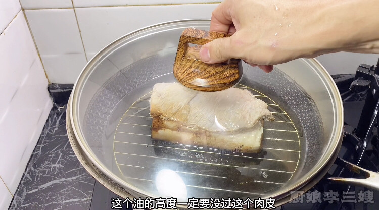 简单又好吃的梅菜扣肉的制作方法,带上锅盖小火慢炸