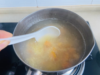 牛奶番薯粥,大火煮沸转中小火，边煮边搅拌，防止黏锅底