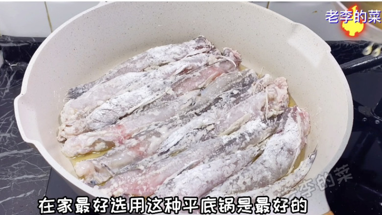 酱烧豆腐鱼教程,把粘好粉的鱼放在锅中煎。