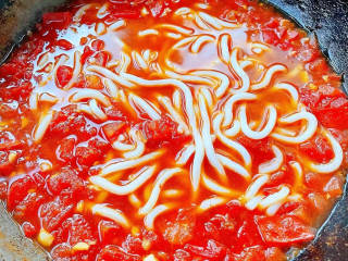 番茄午餐肉煎蛋乌冬面,添加适量清水烧开放入乌冬面烧开