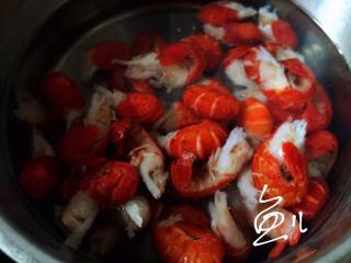 蒜蓉蒸龙虾,龙虾尾凉水下锅，水开后捞出