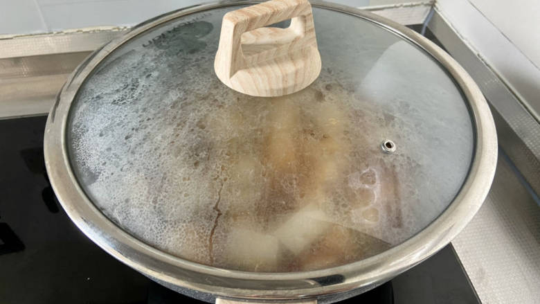 红烧草鱼块,加盖小火炖煮15分钟