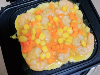 爆浆吐司,虾仁7成熟时倒入蔬菜蛋液。