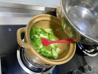 青菜猪肝汤,加入适量清水，煮开