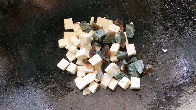 皮蛋豆腐汤,皮蛋块后，小火翻炒