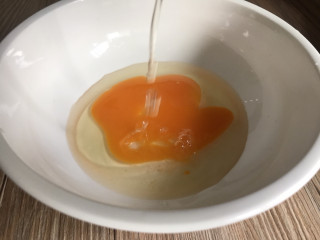 青菜鸡蛋面,鸡蛋中加入料酒，划打成蛋液