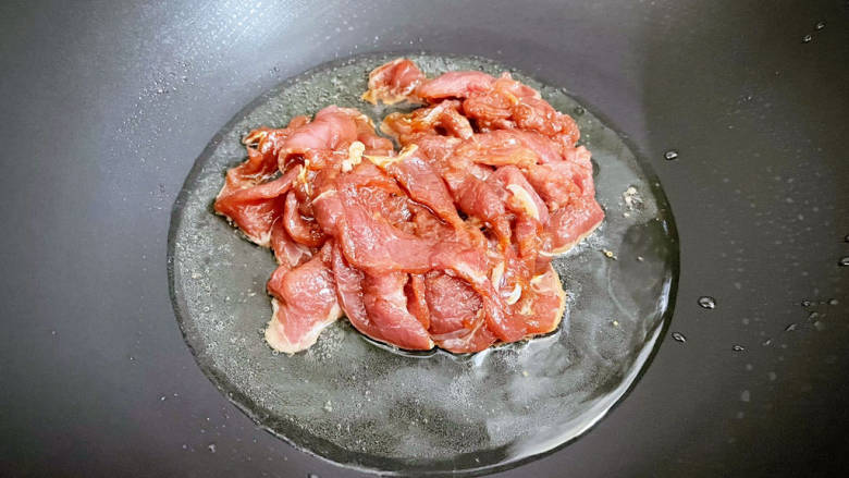 香菇肉片煲,锅中倒入适量的食用油烧热，放入猪肉，翻炒至变色变白
