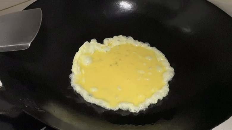 南瓜炒鸡蛋,锅中倒入适量油烧热再加入鸡蛋液