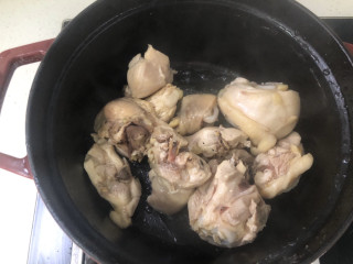 土豆香菇焖鸡,锅烧热➕油，放入鸡块翻炒。