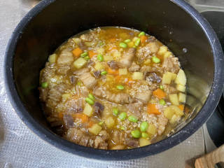 五花肉焖饭,所有食材倒入电饭锅，加入适量水基本和米持平