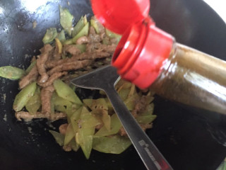 黑椒牛柳炒莴苣,少许生抽调味，即可出锅（炒时间长了会老）